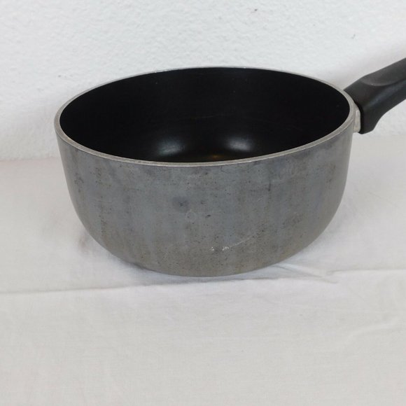 Vintage WearEver 2 quart Saucepan with Steam Release Lid 7 3/8 in diam 3 in tall - Picture 2 of 9
